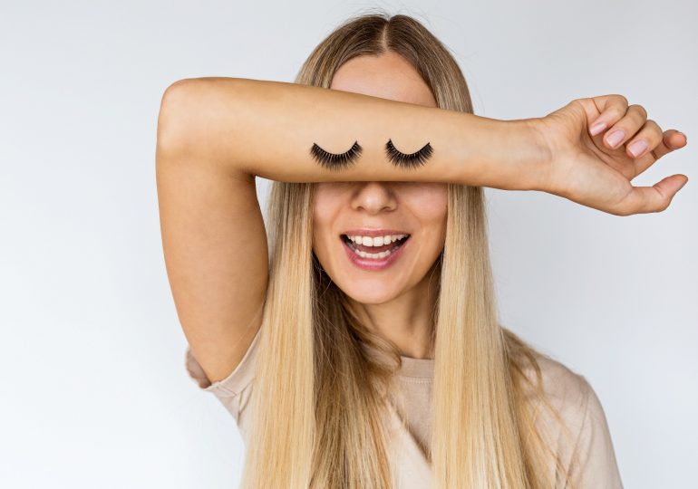 How to apply the eyelashes correctly?